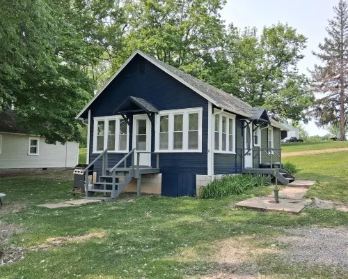 Newland's Resort: Cozy Channel Front Cottage #1 on Indian Lake with a Boat Dock Hotels in Stokes Township