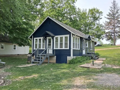 Newland's Resort: Cozy Channel Front Cottage #1 on Indian Lake with a Boat Dock