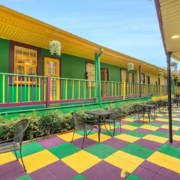 Historic Mardi Gras Inn Отели рядом с достопримечательностью «Френчмен-стрит»