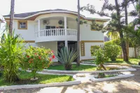 5-Bedroom Villa - 3 Mins Walk to the Beach Отели в г. 