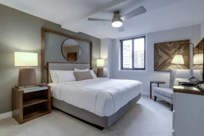 Modern Amenities Haven - Elevator, Gym, Pool, Wifi, Balcony Hotels in Clarendon