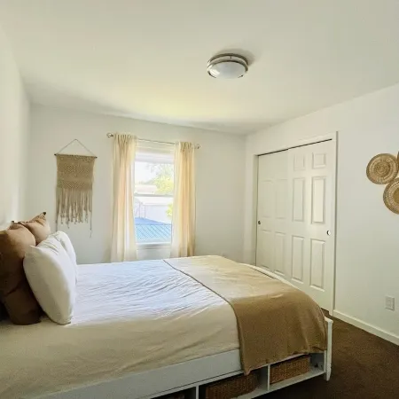 Level Seneca Lakefront Chalet-Gorgeous Sunsets 3,510 sq. ft.