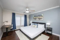 Comfy Condo-KING bed-POOL-HOTub-Pet-Wifi-Gym-Gate-by-Tampa Palms-Cory Lake Isles 헤리티지 하버 필즈 주변 호텔