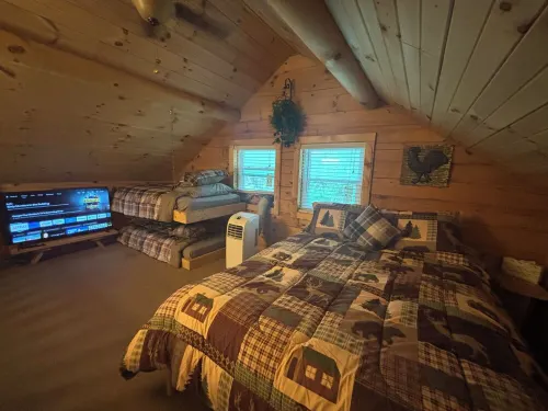 Charming 3 Bedroom, 2 Bath Custom Built Log Cabin in Ocala National Forest.