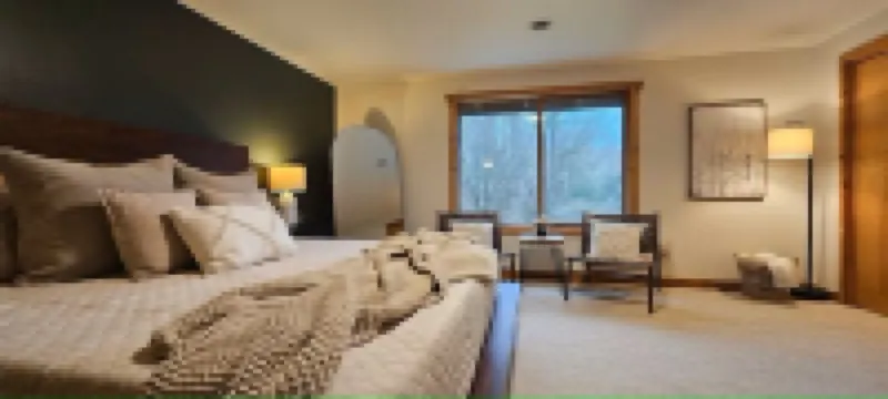 American Alps Lodge: Riverfront, Hot Tub, EV Charger, Game Room