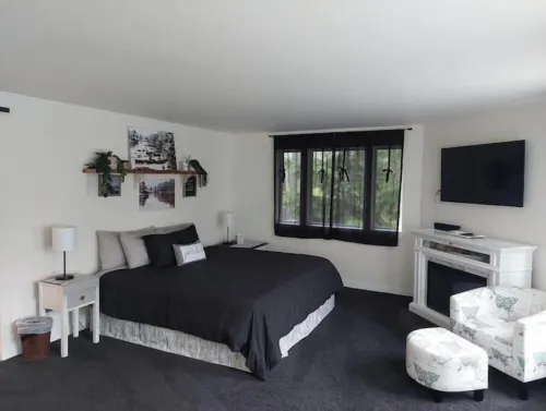 T, s Creekside cabin. King Bed/ Hot tub/ treehouse