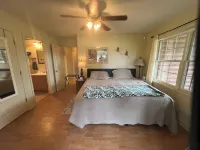 Lodge on the Lake Inside a Family Farm 2 or 5 Bedroom PaBella's Winery and Vineyard 주변 호텔