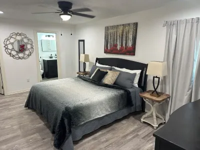 Newly Renovated 3-Bedroom House, Minutes Away from Coliseum, Lake & Lakecrest Hotels near Walgreens