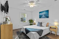 Tilly's Cottage - Fully Fenced-in Yard with Stocked Coffee Bar One Tree Hill: TRIC 주변 호텔