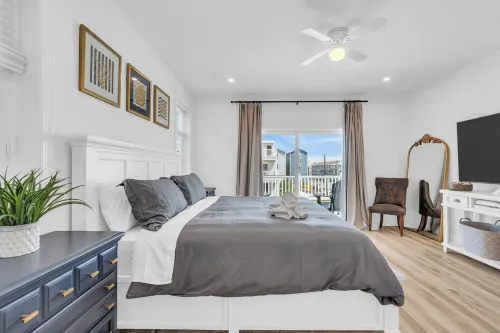 Top Floor Balcony, 2 Blocks to Beach, Park 2 Cars, Linens + Towels included