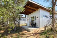 Lazo House - A Riverfront Retreat Отели в г. Ллано
