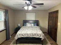 Elm Tree Oasis, 3-bedroom house in charming Jefferson City with AC, WiFi.