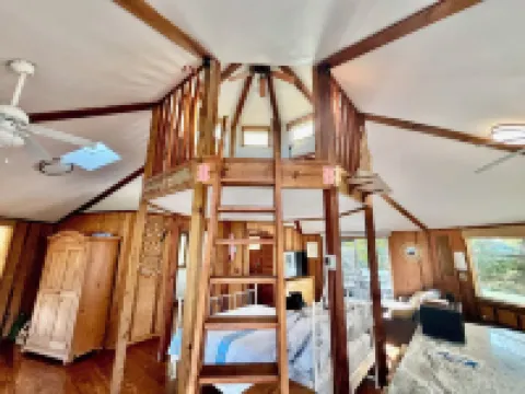 Cozy Treehouse-One-of a Kind Stay-Only 5 Minutes to Beach. Beach Gear Included!