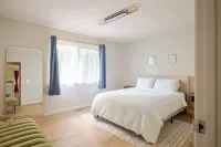 Casita Sonoma: Enchanting remodeled 3BD/2BA home, Chef's kitchen, modern style