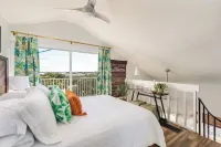 Luxury 2 story condo with 2 bedrooms and 2 balconies in tranquil Melbourne