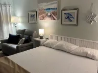 Cozy condotel with King Bed, WiFi, great pool, fitness room and much more! 휫필드 호텔