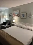 Cozy condotel with King Bed, WiFi, great pool, fitness room and much more!