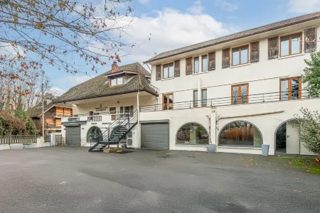 Les Tonnelles Отели в г. Севрие