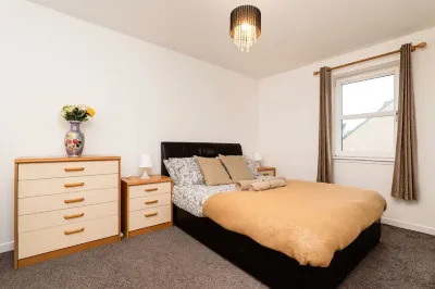 3 Bedroom House - Free Parking