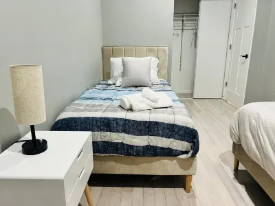 MODERN HOME: 4BD & 3 FULL BATHS, WFH Setup, Public Transit, 15 Mins to Downtown! Hotels near Midway International Airport