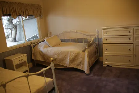 Spacious 5-bedroom house in lovely Payette with WiFi, AC, fitness room, pool.