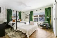 Modern Family Luxury, 6br, 5 bath, WOW factor! Sauna, Hot Tub, Game rms FirePit!