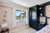 Beautifully renovated top floor condo with lake view, minutes from the beach