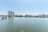Beach Bungalow w/ Waterfront View. Short Walk to Shops, Restaurants and Beaches
