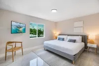 Luxurious 4Br Miami Home with Large Patio & Outdoor Space Hotels in West Little River