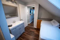 Cozy Loft steps from VT Downtown