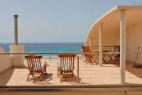 Bungalow, private pool and fiber optic internet, close to the sea, sheltered patio.