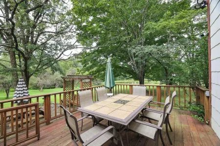 Private Farm House with Pond and A/C in Beach Lake