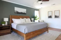 Hilltop Yosemite Retreat w/ Views, Hot Tub, Pool, Game Room, Close to Town