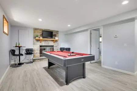 Large Lakefront-Dock! 2 Ensuites with Jetted Tubs!