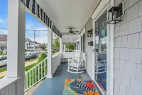 2Blocks 2Beach with Free Coffee, AC and Linens+Towel
