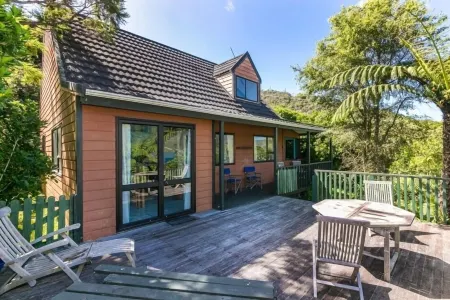 Endeavour Inlet Paradise- Expansive sea views in sunny, private  setting Отели в г. Пайнс