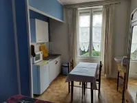 Furnished 2-bed apartment sleeps 4