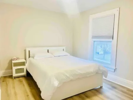 3- Bed Charming Townhome, Niagara Heart Отели рядом с достопримечательностью «Nathaniel Dett Memorial Chapel British Methodist Episcopal Church»