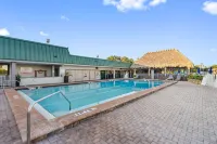 Condo at the Bay with Resort-Style Amenities, Pool, Tiki Bar - piscina