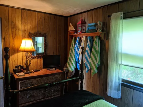 Charming 2 Bedroom Lakefront Cottage in the Catskill Mountains - WiFi
