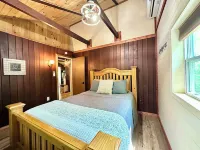 Log Cabin w/ Farm Animals & Firepit 20 Mins to Hershey & 4 Mins to Lake!