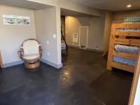 “Iris Cottage” - Cozy Cabin that Sleeps 10