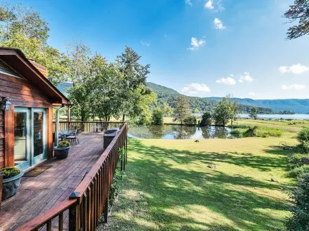 Tennessee Riverfront Cottage, HOT TUB on 3 Acres