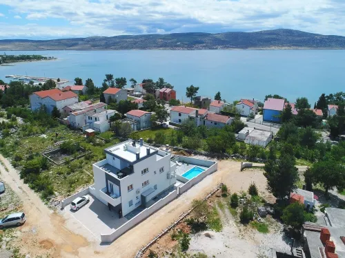 Modern apartment for 2-4 persons with garden view and pool use