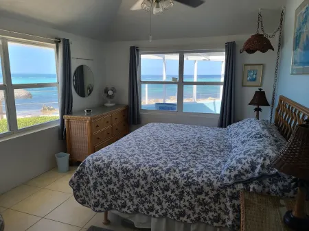 Beautiful Ocean Front Sea Lodge in Cayman Kai