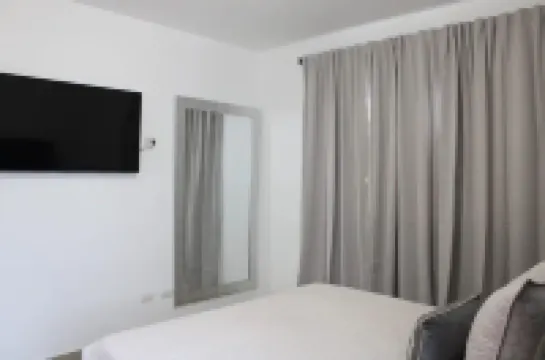 Deluxe 3BD gated Apt near Colegio Iberia with pool 酒店