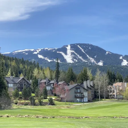 Views! Spacious 2-bed 2-bath corner townhouse, close to lifts and Village.
