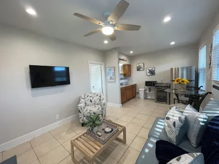 SANDY TOES & SALTY KISSES Отели рядом с достопримечательностью «Залив Бойнтон Бич»