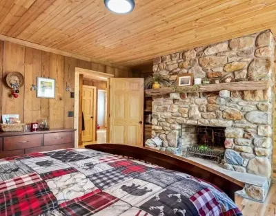 Cozy Cabin in the Blue Ridge Mountains Christmas Tree Hill Garden Center附近的飯店