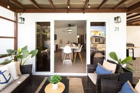 Modern Stylist 3 BR Beach House, w/Private Pool & Fast WiFi.